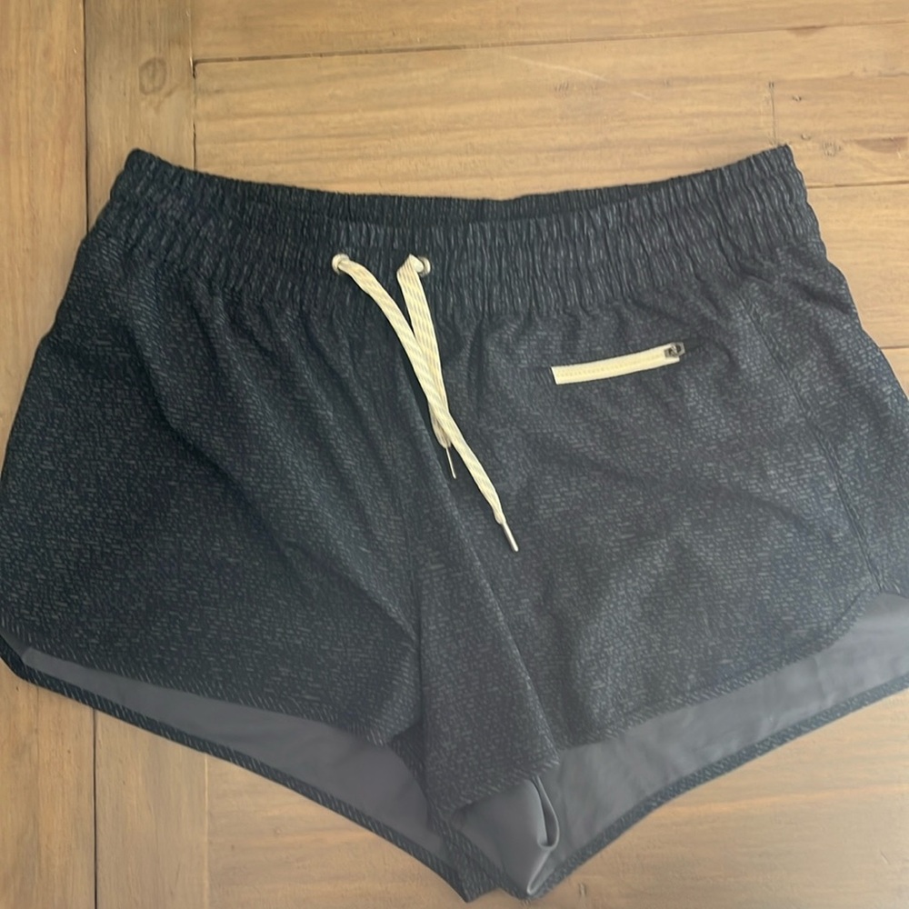 Vuori Women’s Clementine Shorts; size medium